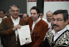 El gobernador Américo Villarreal Anaya recibió del IMPI el certificado que protege la autenticidad de la cuera tamaulipeca.