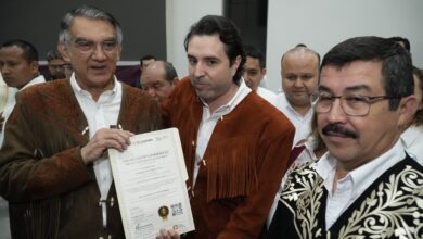 El gobernador Américo Villarreal Anaya recibió del IMPI el certificado que protege la autenticidad de la cuera tamaulipeca.