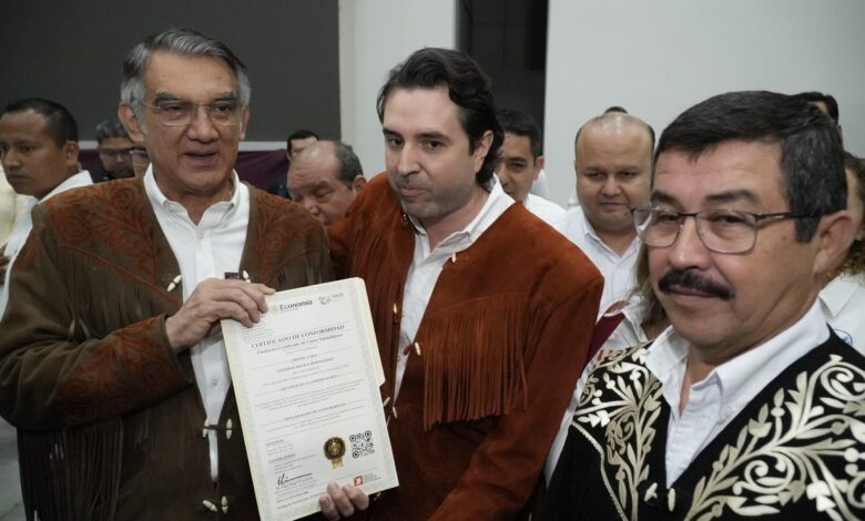 El gobernador Américo Villarreal Anaya recibió del IMPI el certificado que protege la autenticidad de la cuera tamaulipeca.
