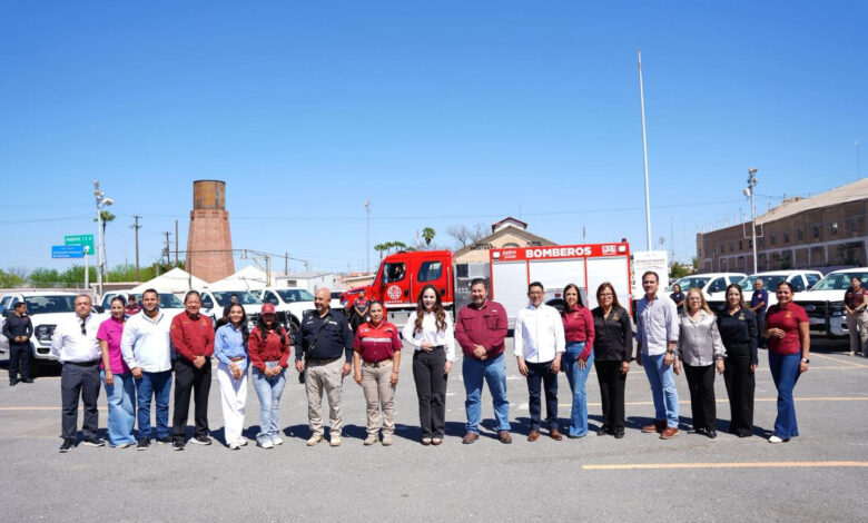 Gobierno de Nuevo Laredo hace entrega de unidades a protección civil y bomberos.