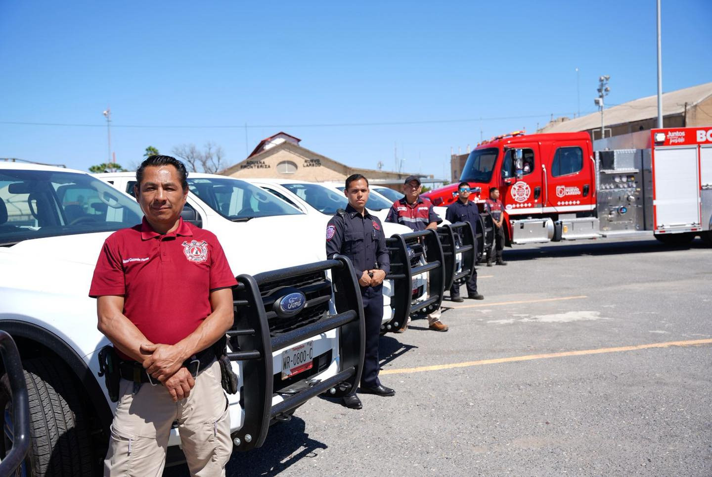 Gobierno de Nuevo Laredo hace entrega de unidades a protección civil y bomberos.