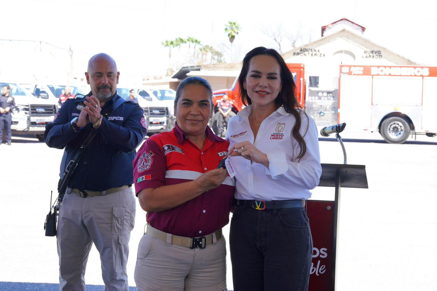 Gobierno de Nuevo Laredo hace entrega de unidades a protección civil y bomberos.