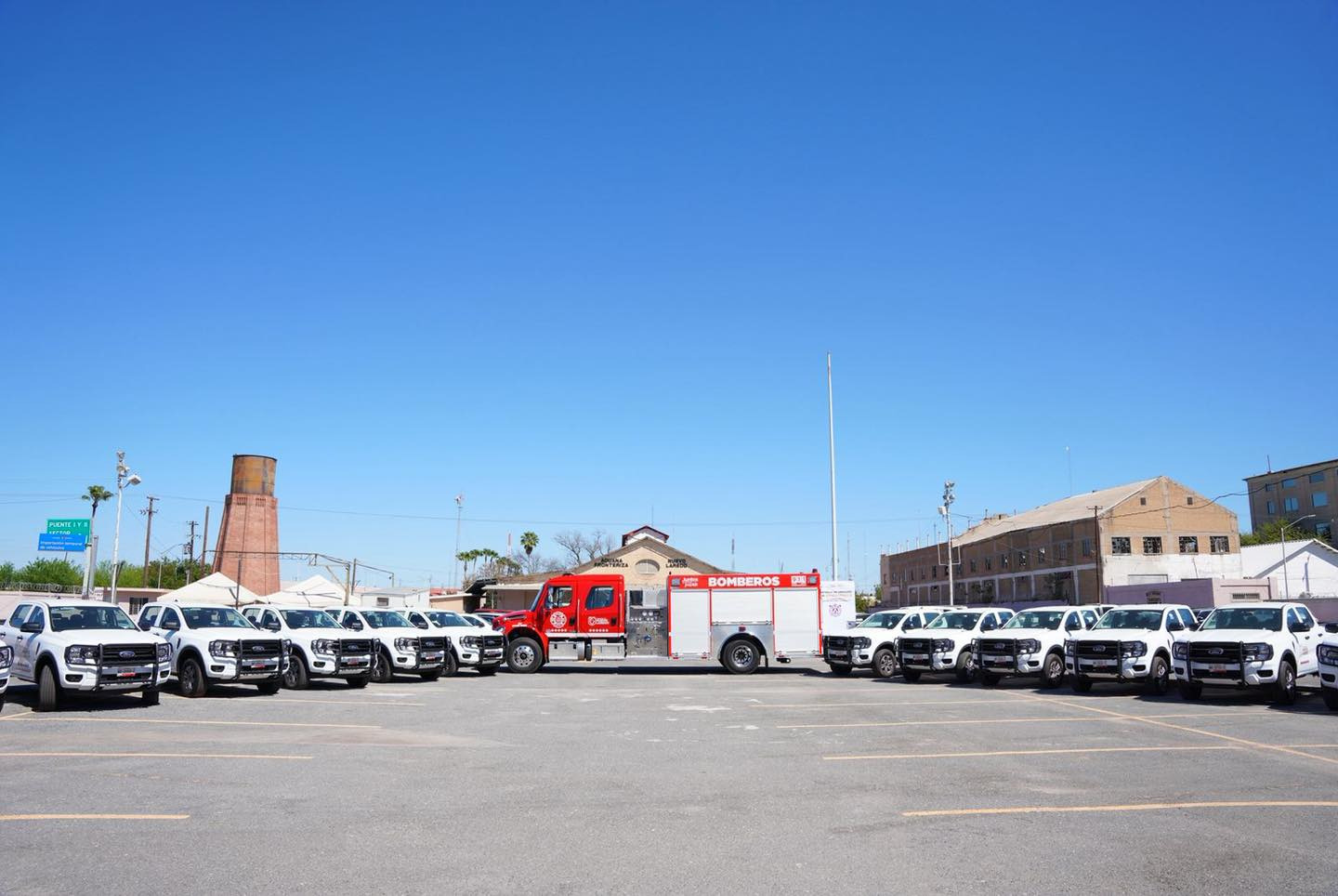 Gobierno de Nuevo Laredo hace entrega de unidades a protección civil y bomberos.