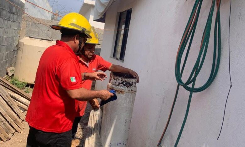 Bomberos atienden fuga de gas en colonia de la ciudad.
