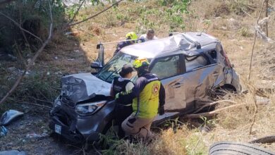 Auto cae desde un puente en el Libramiento Naciones Unidas