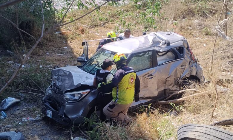Auto cae desde un puente en el Libramiento Naciones Unidas