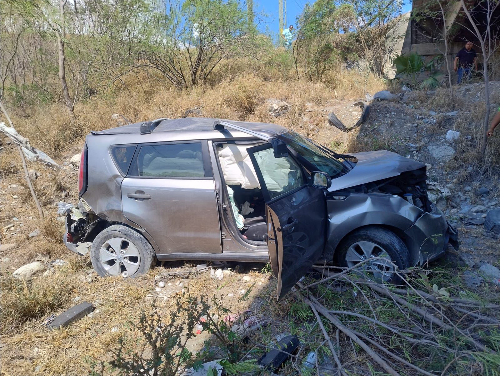 auto cae de puente Libramiento