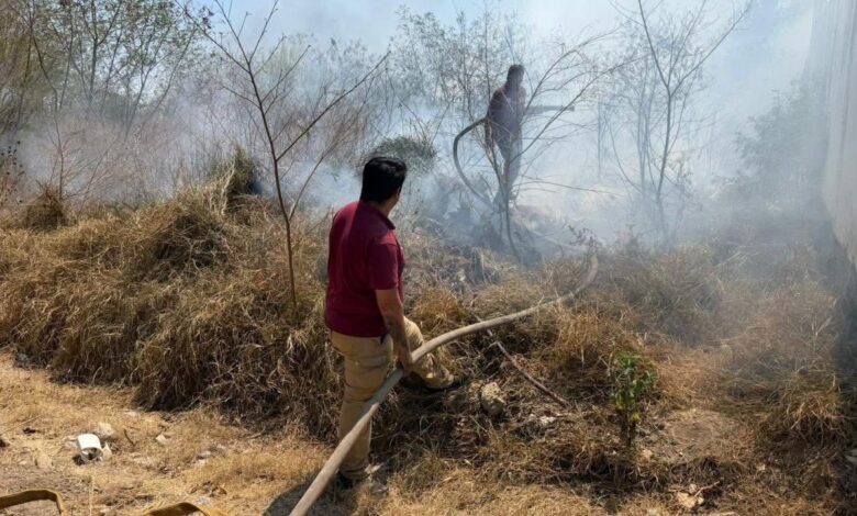 Cuerpo de bomberos atienden reportes de incendios.