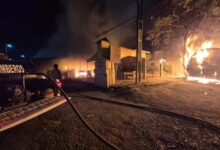 Bomberos atienden incendio de vehículo en ampliación pedro sosa