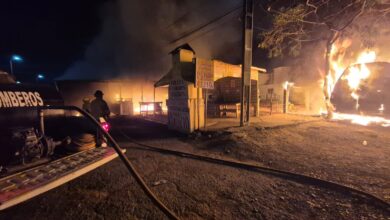 Bomberos atienden incendio de vehículo en ampliación pedro sosa