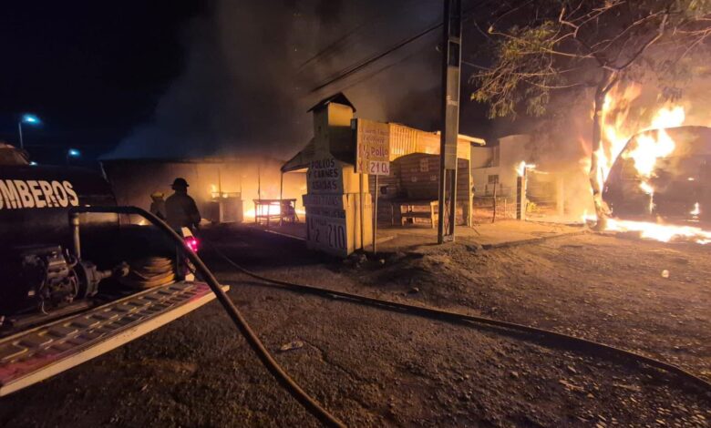 Bomberos atienden incendio de vehículo en ampliación pedro sosa
