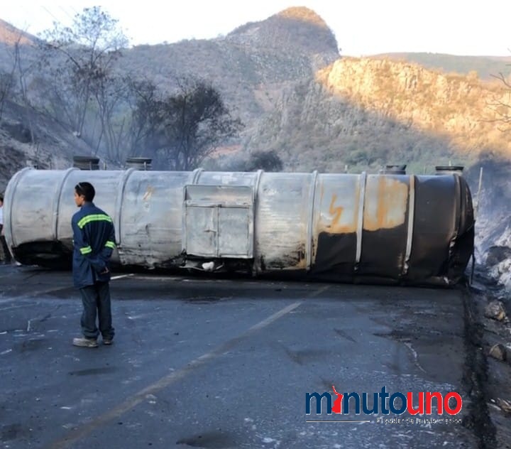 Accidente en carretera Rumbo Nuevo deja dos lesionados.
