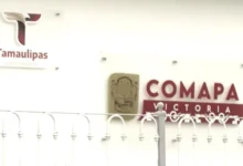 COMAPA multa a usuario por desperdiciar agua con manguera.