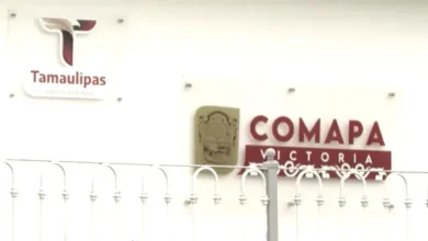 COMAPA multa a usuario por desperdiciar agua con manguera.