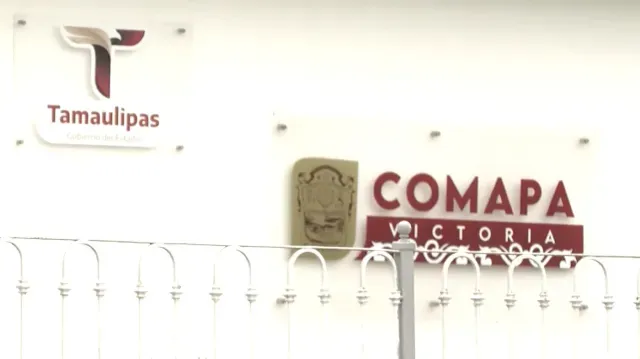 COMAPA multa a usuario por desperdiciar agua con manguera.