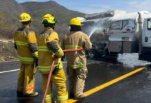 Bomberos controlan emergencia de combustible de pipa volcada.