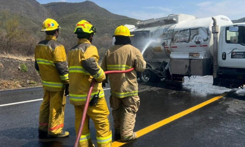 Bomberos controlan emergencia de combustible de pipa volcada.