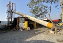 Fuertes vientos tiraron un anuncio espectacular arriba de una frutería.