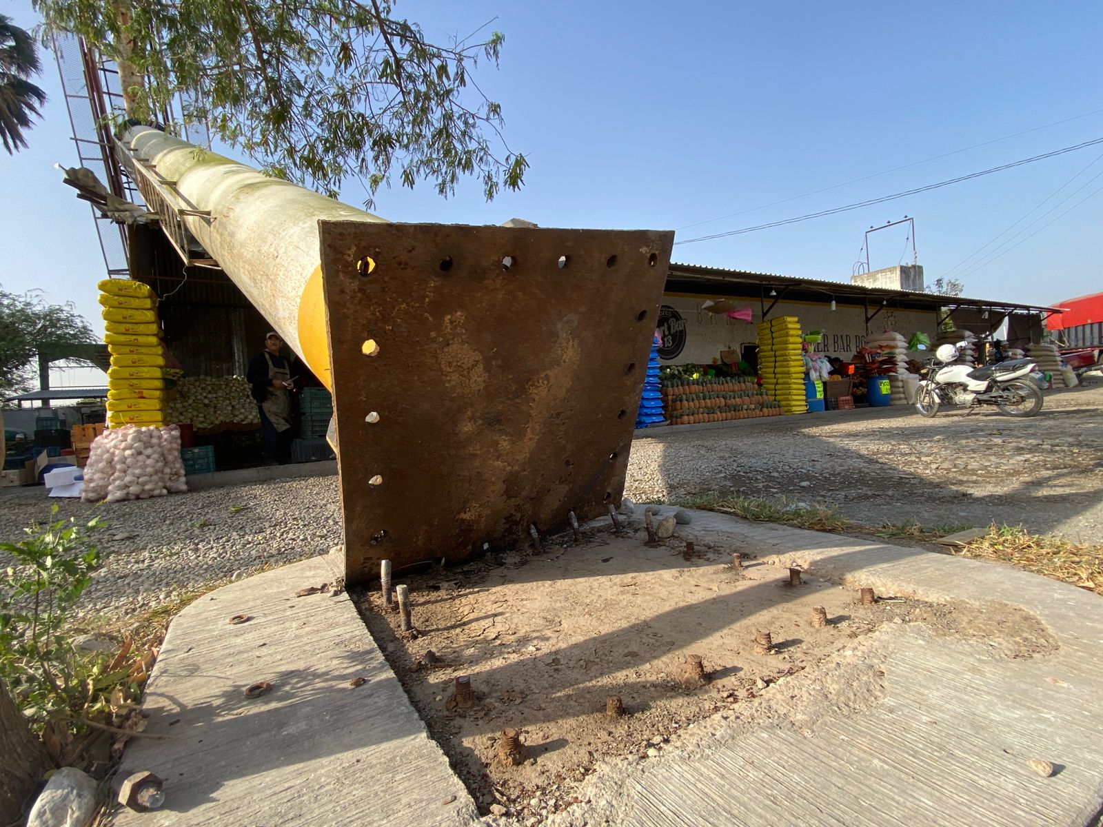 Los fuertes vientos tumbaron un espectacular en Ciudad Victoria.
