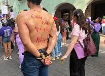 Hombre va a la marcha del 8M y su ex lo confronta