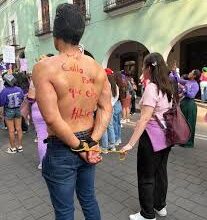 Hombre va a la marcha del 8M y su ex lo confronta