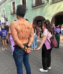 Hombre va a la marcha del 8M y su ex lo confronta