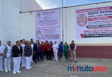 Trabajadores del ISSSTE protestan fuera del hospital.