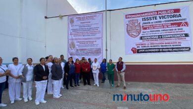 Trabajadores del ISSSTE protestan fuera del hospital.