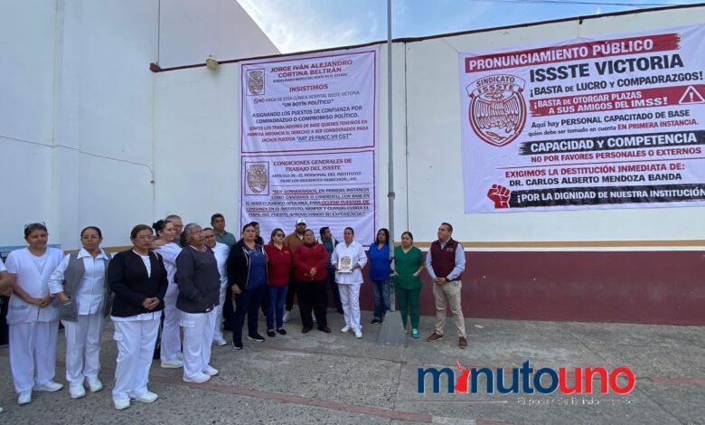Trabajadores del ISSSTE protestan fuera del hospital.