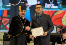 Rector de la UAT otorga premio universitario a jóvenes científicos.