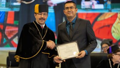Rector de la UAT otorga premio universitario a jóvenes científicos.