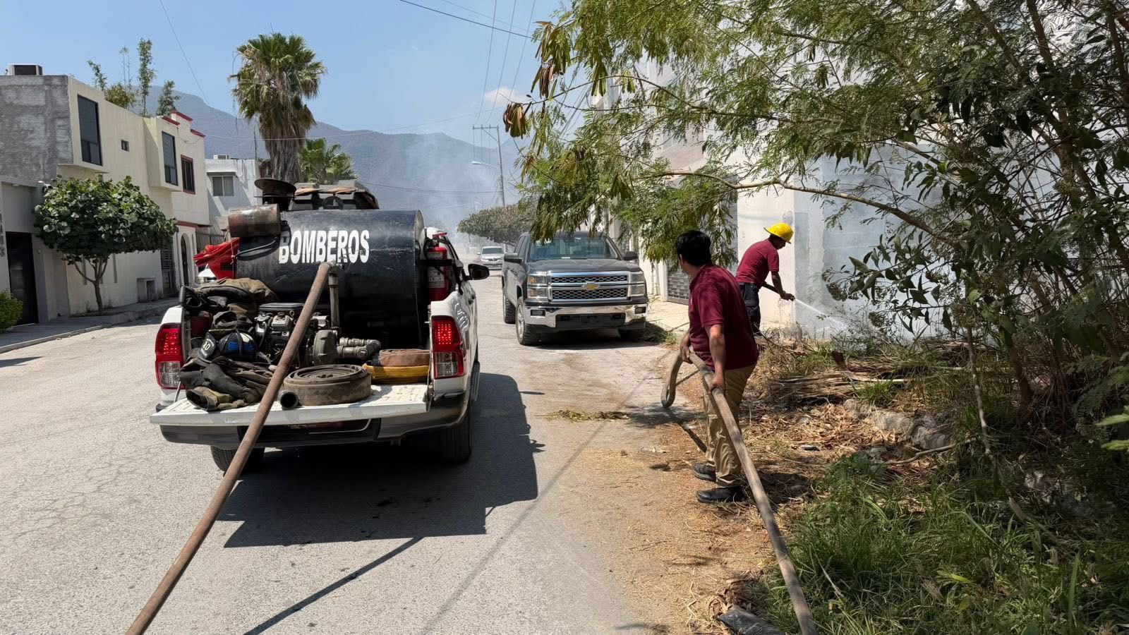 Cuerpo de bomberos atienden reportes de incendios.