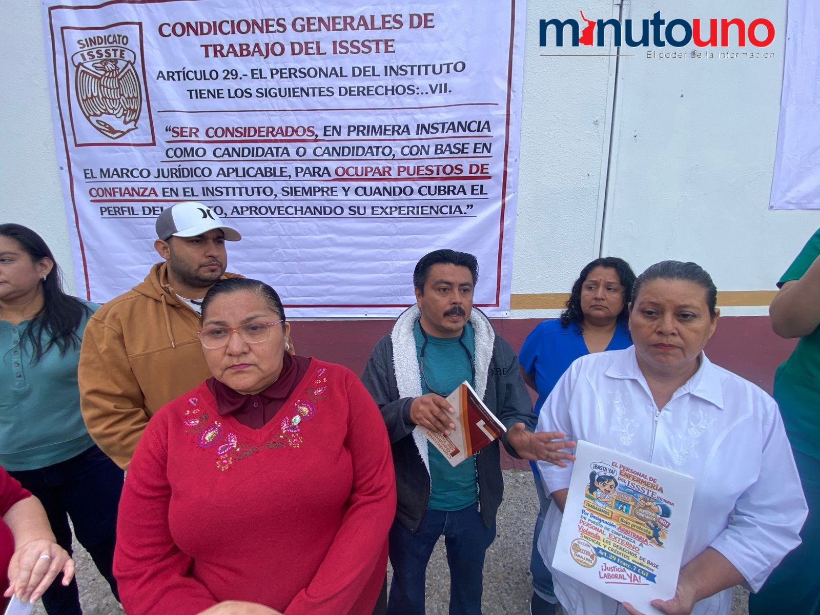 Trabajadores del ISSSTE protestan fuera del hospital.