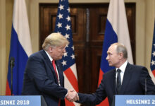 Donald Trump propone comprar petróleo ruso tras crisis económica.