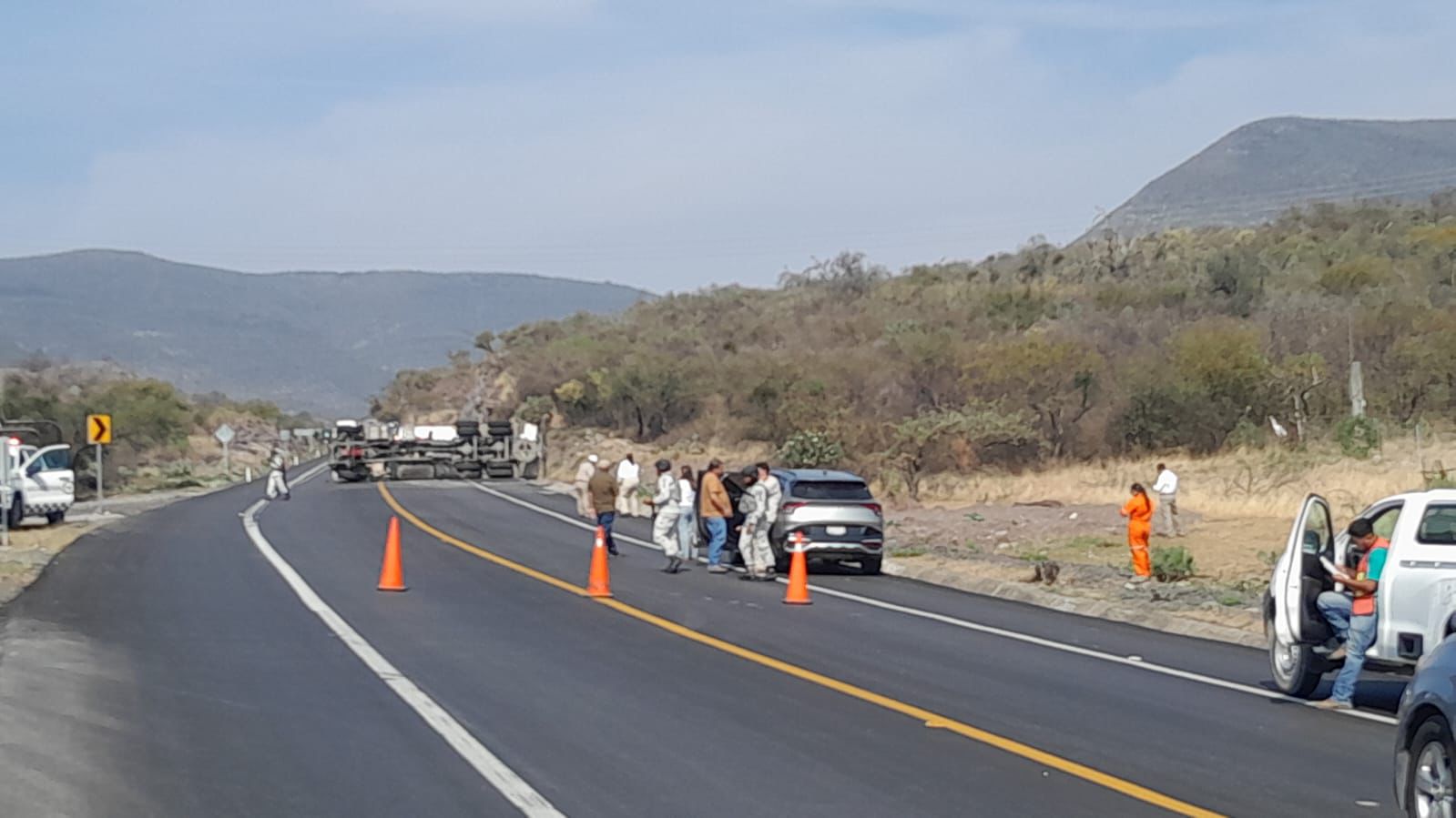 Carretera Rumbo Nuevo cerrada por volcadura de pipa de gasolina