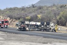Volcadura de pipa con gasolina en carretera Rumbo Nuevo