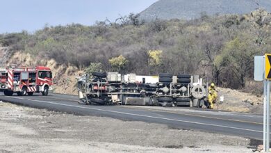 Volcadura de pipa con gasolina en carretera Rumbo Nuevo