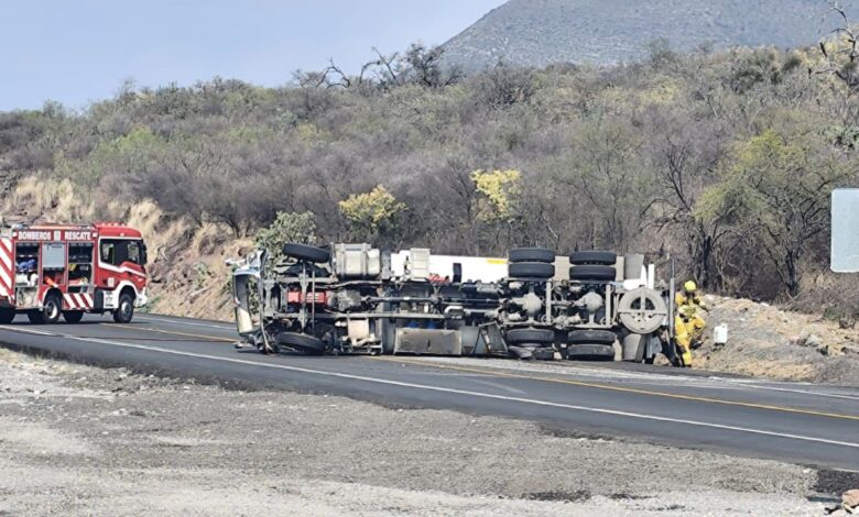 Volcadura de pipa con gasolina en carretera Rumbo Nuevo