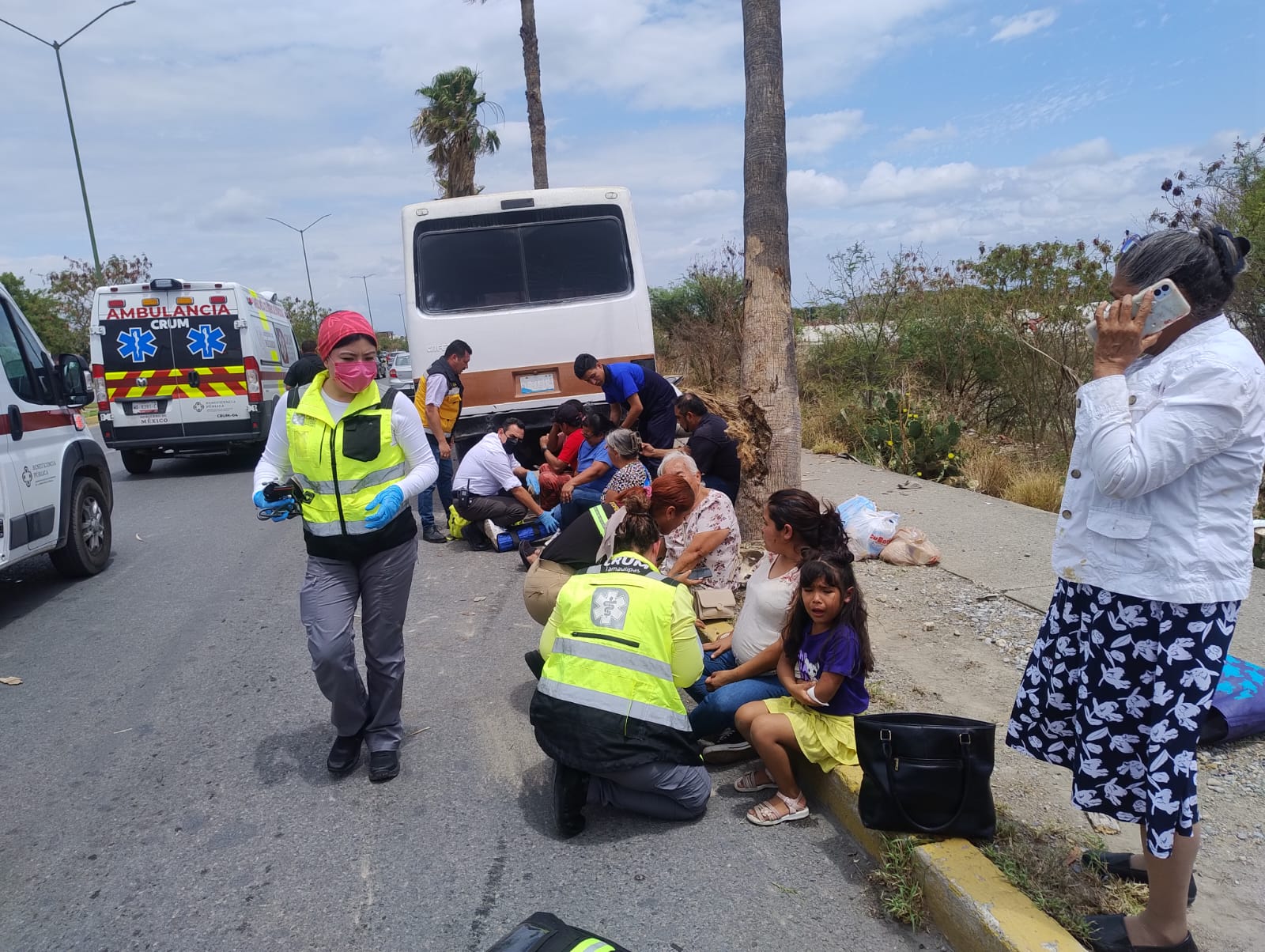 Microbús se impacta contra palmera y deja 15 lesionados