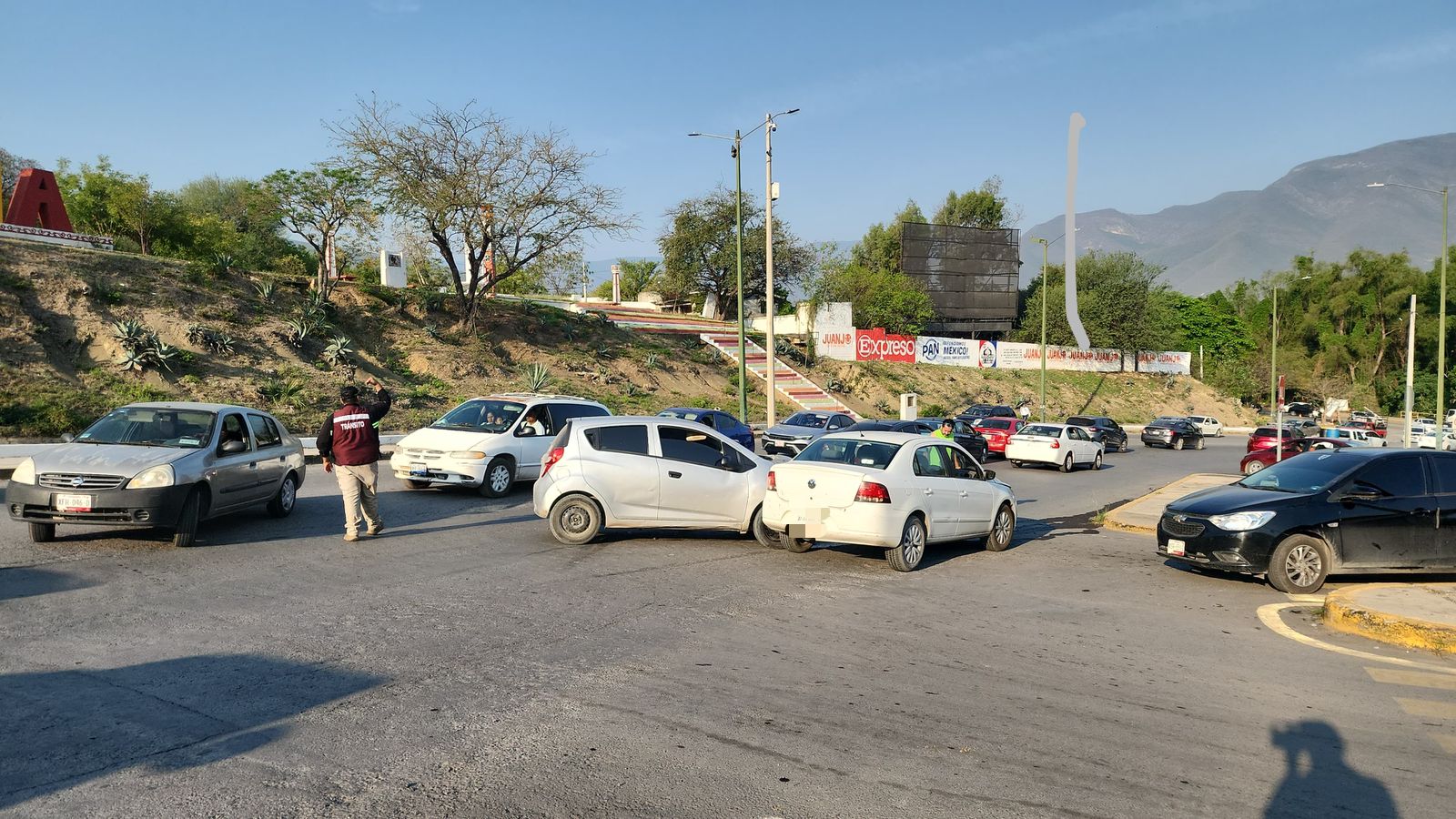Accidente vehicular en Av del Estudiante deja daños materiales
