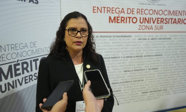 Edilia de la Rosa Manzano, recibió el galardón “Investigación de Excelencia”, por un proyecto que fortalece la infraestructura del Laboratorio de Ecofisiología Vegetal de la UAT.