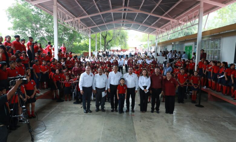 Educación humanista busca una sociedad más justa: Entrega gobernador obras por 4 mdp además de mobiliario escolar