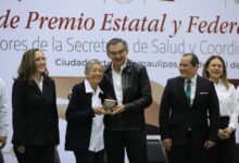 Entrega gobernador medallas por años de servicio al personal de la Secretaría de Salud e IMSS-Bienestar