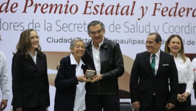 Entrega gobernador medallas por años de servicio al personal de la Secretaría de Salud e IMSS-Bienestar