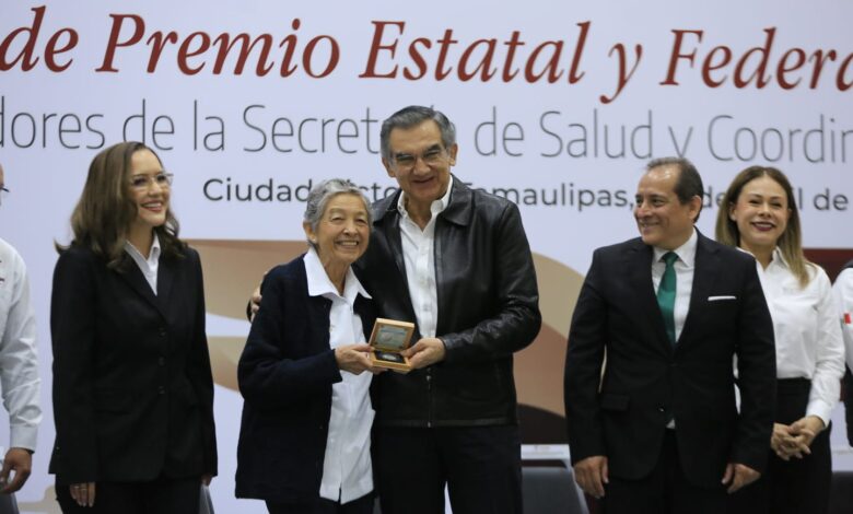 Entrega gobernador medallas por años de servicio al personal de la Secretaría de Salud e IMSS-Bienestar