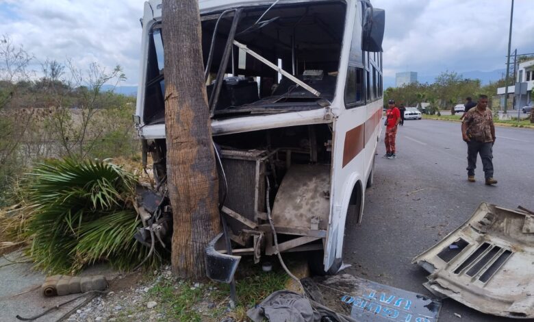 Microbús se impacta contra palmera y deja 15 lesionados
