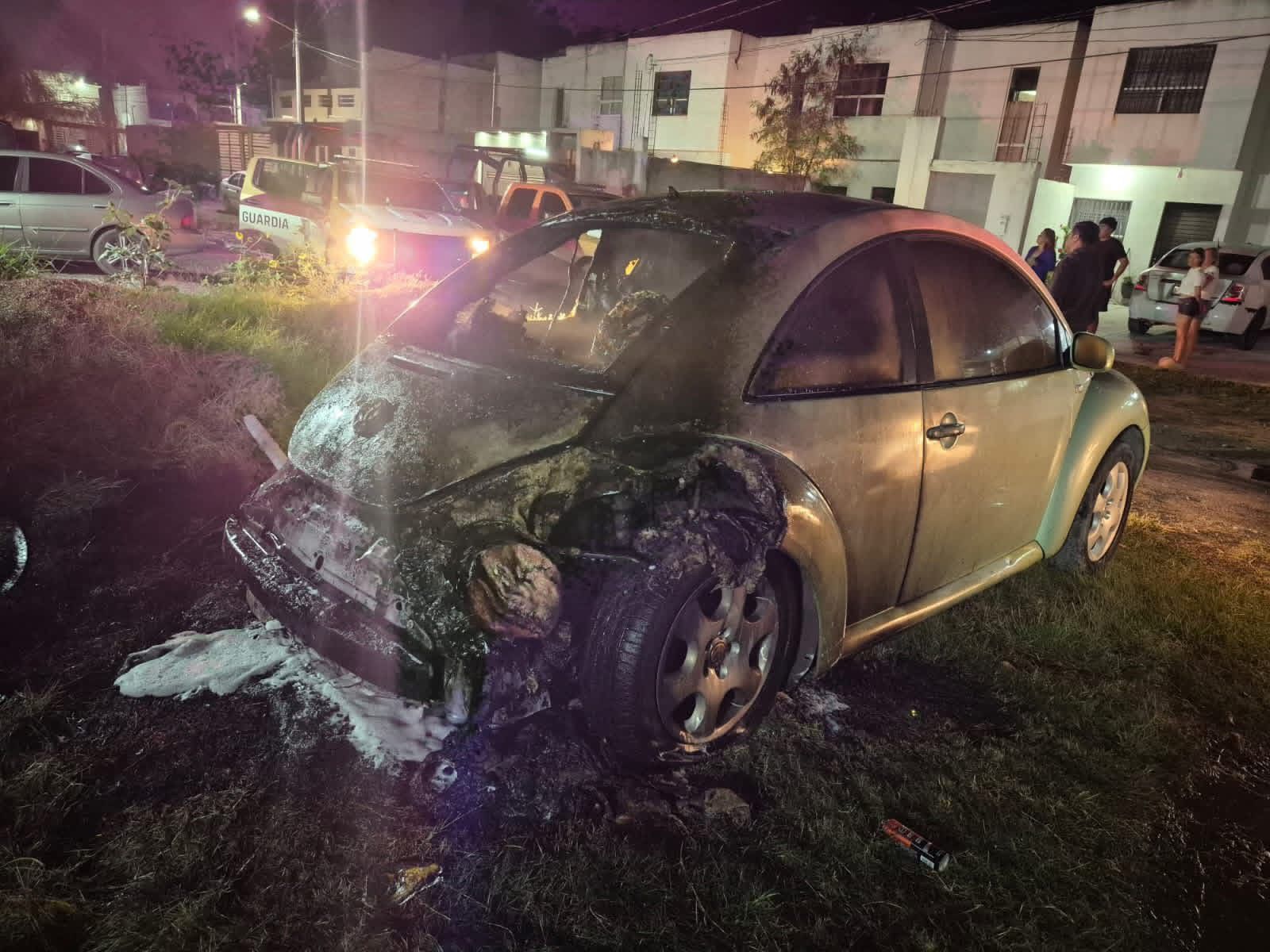 Incendio de vehículo en Fracc Lomas de Guadalupe; no hay lesionados