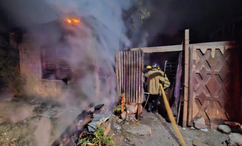 Bomberos acuden a incendio de casa en colonia Azteca