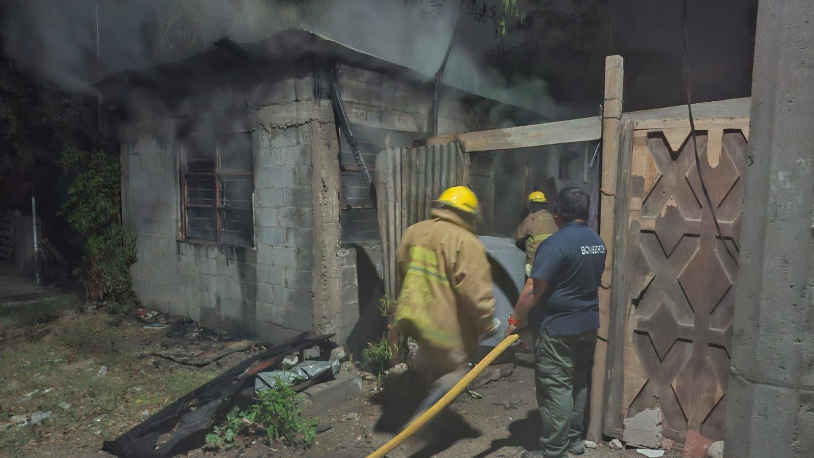 Bomberos acuden a incendio de casa en colonia Azteca