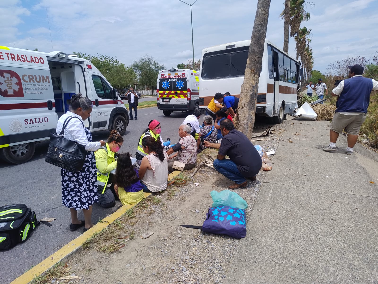 Microbús se impacta contra palmera y deja 15 lesionados